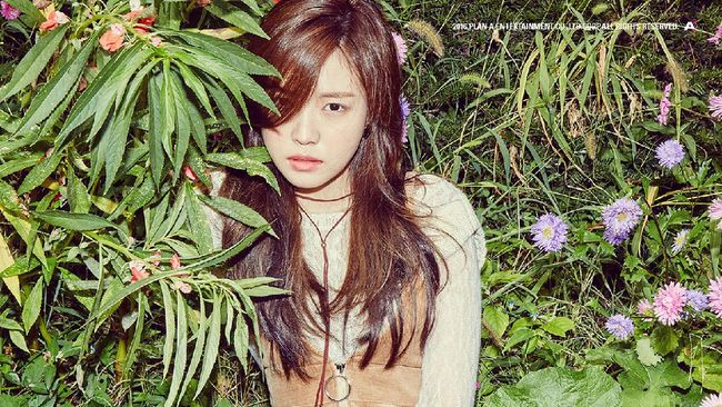 Naeun Apink kini resmi bernaung di bawah YG Entertainment setelah tidak memperpanjang kontrak eksklusifnya bersama PlayM.