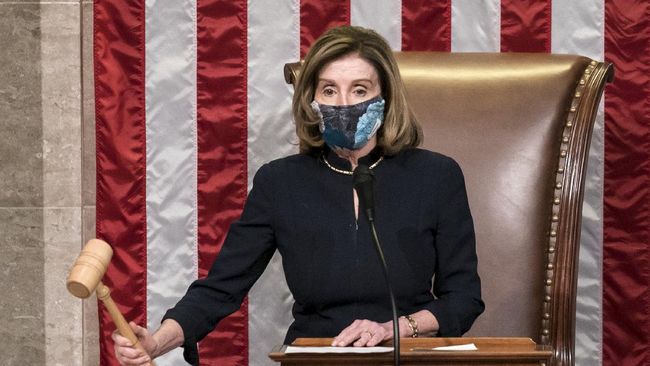 Ketua DPR AS Nancy Pelosi memakai kembali baju yang pernah dipakainya saat pemakzulan pertama Trump di 2019.