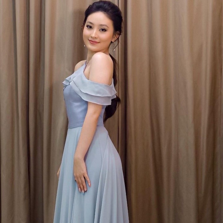 <p>Gaya Natasha Wilona saat menghadiri pernikahan Hito dan Feli sebagai bridesmaid. Cantik ya, Bunda, pakai dress abu-abu. (Foto: Instagram @natashawilona12)</p>