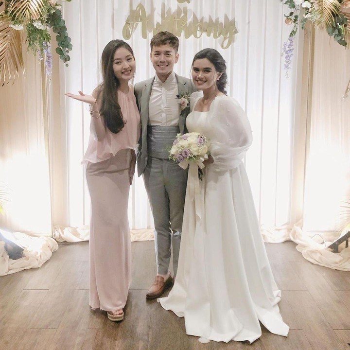 <p>Kalau yang satu ini, penampilan Natasha Wilona saat menghadiri pernikahan Audi Marissa. Ia mengenakan dress warna pink. (Foto: Instagram @natashawilona12)</p>