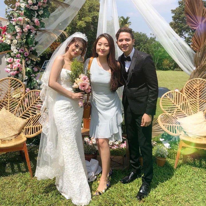 <p>Untuk pesta outdoor di pernikahan sahabatnya, Natasha Wilona tampil gaya dengan dress bernuansa biru muda. (Foto: Instagram @natashawilona12)</p>