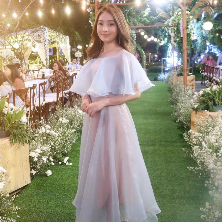 <p>Saat menghadiri garden party, Natasha Wilona bergaya bak putri dengan gaun biru. (Foto: Instagram @natashawilona12)</p>