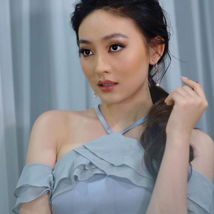 <p>Natasha Wilona selalu tampil cantik pakai dress saat kondangan nih, Bunda. (Foto: Instagram @natashawilona12)</p>