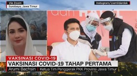 VIDEO: Arumi Bachsin Menemani Proses Vaksinasi Emil Dardak