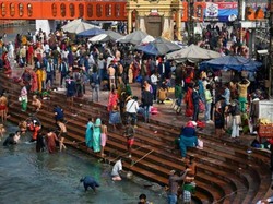 Di Tengah Pandemi, Warga India Berbondong-bondong ke Sungai Gangga