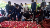 FOTO: Pemakaman Pertama Korban Sriwijaya Air SJ 182 Keluarga hingga rekan kerja Okky Bisma, korban pertama Sriwijaya Air yang berhasil diidentifikasi tim DVI Polri, mengantar mendiang ke liang lahat.