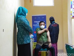 Pj Walkot Rudy Djamaluddin Jadi yang Pertama Divaksin di Makassar