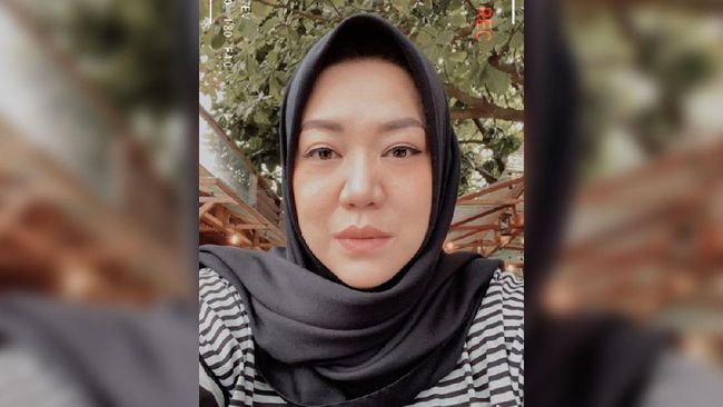 Penulis Danur, Risa Saraswati menyerukan kepada masyarakat agar jangan termakan isu negatif perihal vaksin.
