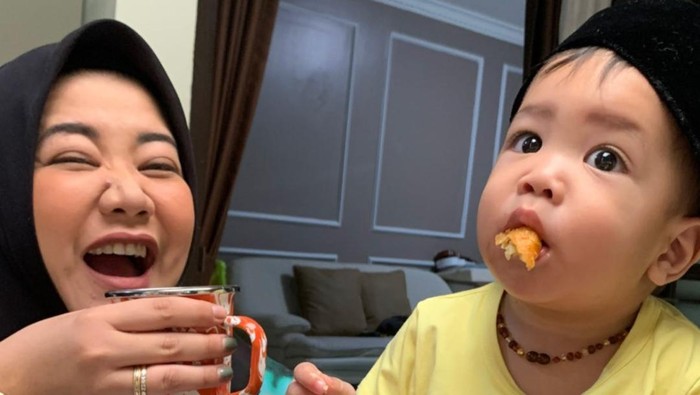 Risa Saraswati dapat suntikan vaksin Corona