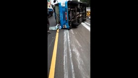 VIDEO: Supir Mengantuk, Bus Pengangkut Pasien Covid Terbalik