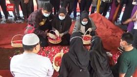 VIDEO: Pemakaman Okky Bisma Pramugara Sriwijaya Air SJ182