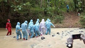 Cerita Petugas Covid-19 DIY Gotong Jenazah Seberangi Sungai