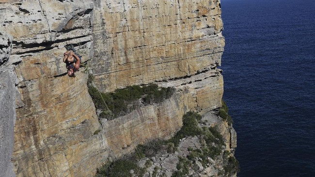 Terjun bebas dari tebing cadas menjadi kegiatan yang ramai dilakukan orang-orang pecinta kegiatan ekstrem di Australia.