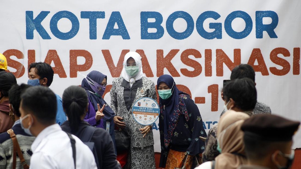 FOTO: Vaksinasi Covid-19 Digelar Serentak di Daerah-daerah