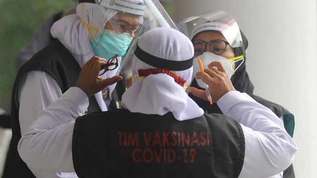 Kadinkes Jatim menyatakan masih menunggu penjelasan langsung dari Kemenkes perihal vaksin berbayar yang bisa didapatkan di apotek.