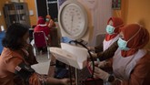 FOTO: Vaksinasi Covid-19 Digelar Serentak di Daerah-daerah Setelah Presiden Jokowi dan sejumlah tokoh mengawali vaksin Covid-19 di Istana pada Rabu (13/1), vaksinasi dimulai serentak di daerah mulai 14 Januari 2021.