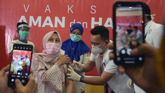Juru Bicara Vaksinasi Covid-19 dari Kementerian Kesehatan menyatakan masih memperbaiki sistem terkait data jumlah warga yang telah menjalani vaksinasi.