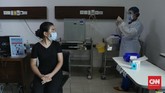 FOTO: Suntik Perdana Tenaga Kesehatan DKI Jakarta Sejumlah tenaga kesehatan di DKI Jakarta mulai disuntik vaksin covid-19 perdana pada Kamis (14/1).