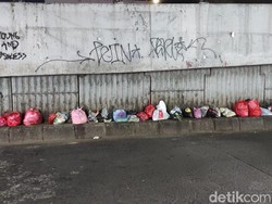 Ini Sebab Warga Buang Sampah di Tengah Jalanan Ciputat