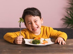 Catat Moms! Begini Panduan Makan untuk Anak Agar Tumbuh Sehat dan Cerdas