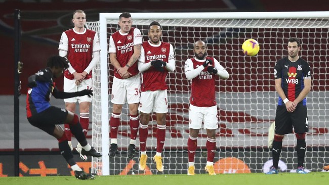 Setelah sempat menuai puja-puji, Arsenal kembali dihujat fan usai hasil imbang tanpa gol lawan Crystal Palace di Liga Inggris.