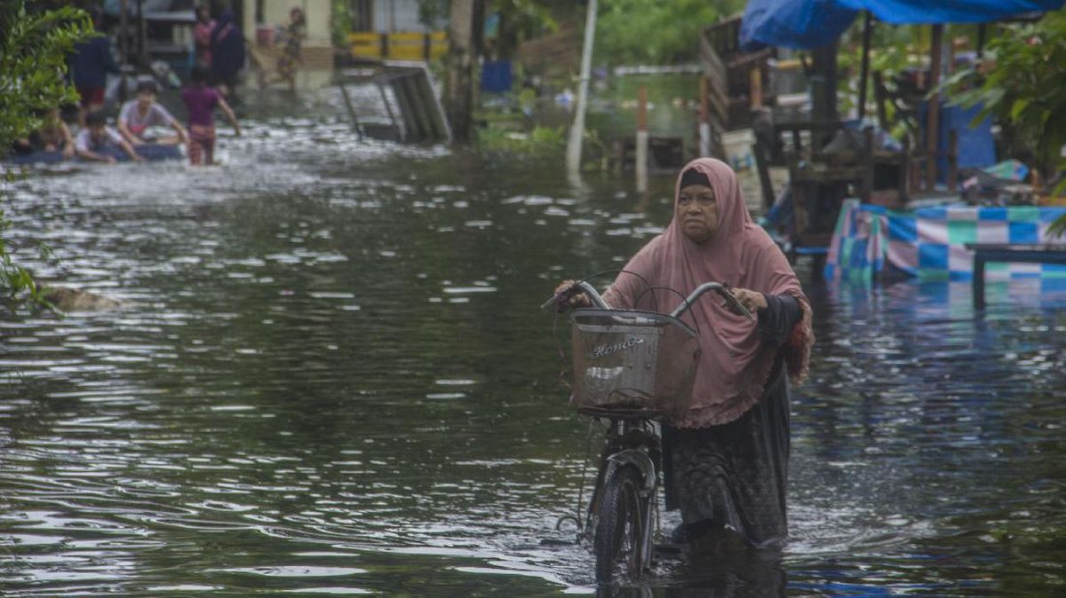 Banjarmasin Dikepung Banjir Rob, Warga Mengungsi ke Musala