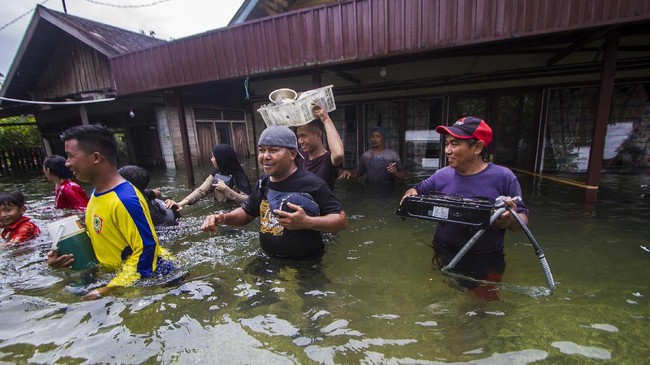 PLN mencatat, hingga siang tadi, 879 gardu distribusi harus dipadamkan di Kalsel dan sekitarnya, dengan total pelanggan terdampak mencapai 50.645.