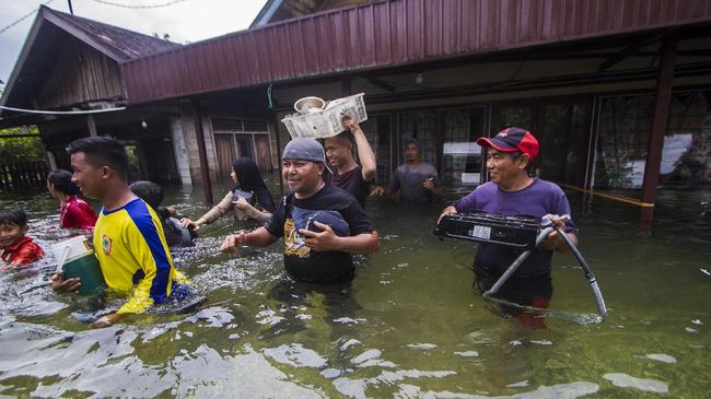 Gubernur Kalimantan Selatan Sahbirin Noor mengajak semua pihak, baik negeri maupun swasta, membantu korban banjir di wilayahnya.