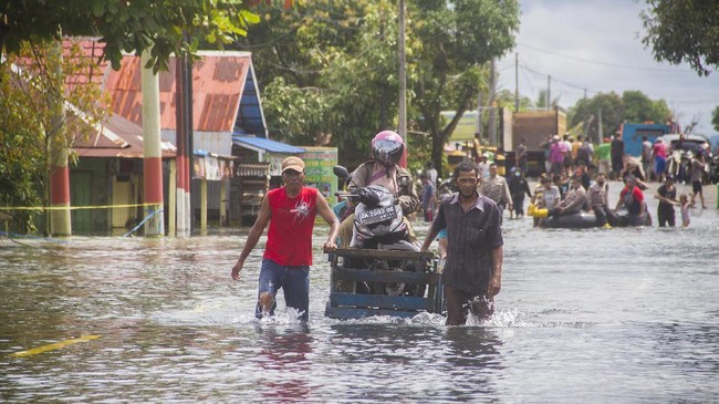 Warga Desa Hantakan, Hulu Sungai Tengah menemukan lima korban banjir. Warga memperkirakan puluhan lainnya masih hilang.