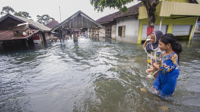 Pengguna Twitter menyebutkan banjir yang terjadi membuat situasi di Kalimantan Selatan mencekam.