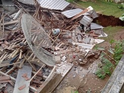Detik-detik Rumah Ambruk Gegara Tanah Gerak di Purworejo Terekam Video Warga