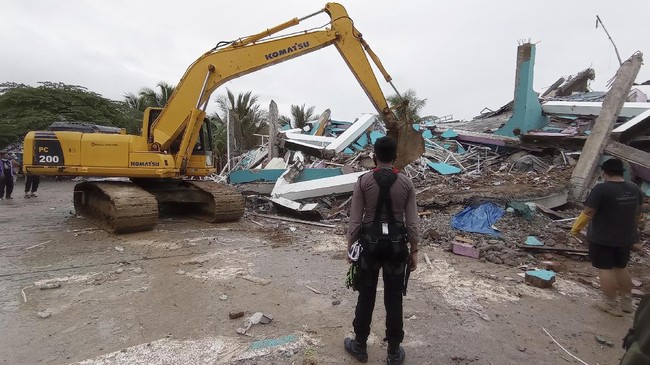 Jalur Majene-Mamuju, Sulawesi Barat kembali terputus. Material longsoro menutup jalan. Petugas masih berupaya membersihkan material longsor.