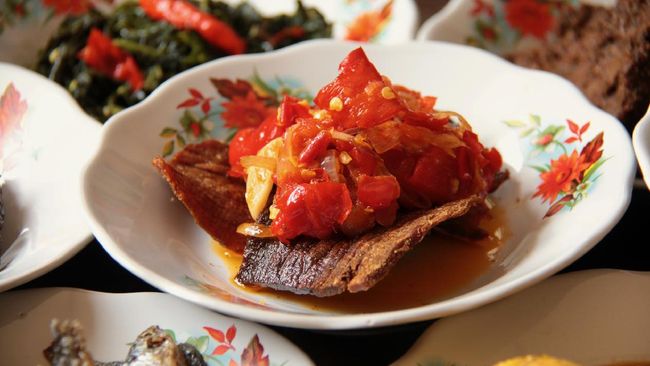 Sandiaga Uno menunjuk Dino Patti Djalal menjadi Penasehat Utama Kemenparekraf dengan gaji dendeng balado. Kenali lebih dekat soal dendeng balado.