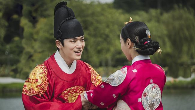 Canda Mesra Kim Jung Hyun Dan Shin Hye Sun Syuting Mr Queen