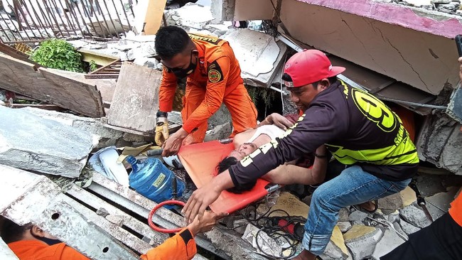 Sebagian warga Majene membangun tenda darurat sendiri setelah gempa mengguncang. Mereka meminta pemerintah pusat serta pemprov sekitar segera kirim bantuan.
