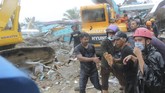 FOTO : Tangis dan Duka Korban Gempa Sulawesi Barat Gempa mengguncang Sulawesi Barat. Dua wilayah, Majene dan Mamuju paling terdampak. Selain bangunan rusak, gempa juga menewaskan puluhan orang.