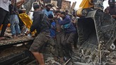 FOTO : Tangis dan Duka Korban Gempa Sulawesi Barat Gempa mengguncang Sulawesi Barat. Dua wilayah, Majene dan Mamuju paling terdampak. Selain bangunan rusak, gempa juga menewaskan puluhan orang.