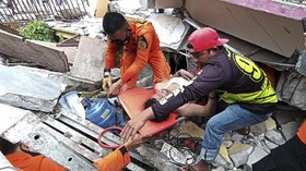 FOTO : Tangis dan Duka Korban Gempa Sulawesi Barat