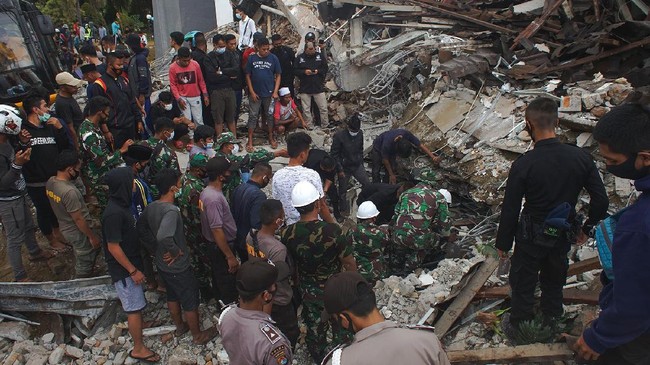 FOTO : Tangis dan Duka Korban Gempa Sulawesi Barat - Foto 3