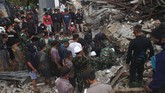 FOTO : Tangis dan Duka Korban Gempa Sulawesi Barat Gempa mengguncang Sulawesi Barat. Dua wilayah, Majene dan Mamuju paling terdampak. Selain bangunan rusak, gempa juga menewaskan puluhan orang.