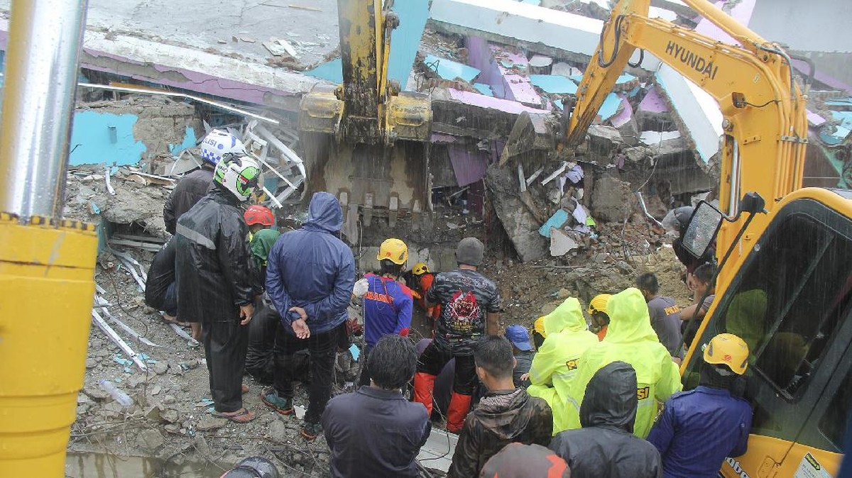 FOTO : Tangis dan Duka Korban Gempa Sulawesi Barat