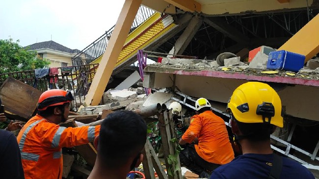 Sejumlah bangunan hancur usai gempa magnitudo 6,2 mengguncang Majene dan Mamuju, Sulawesi Barat.