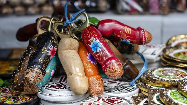 Jauh dari anggapan kebanyakan turis luar Bali, warga lokal punya filosofi terkait kepercayaan mereka ketika membuat dan menjual suvenir berbentuk penis.