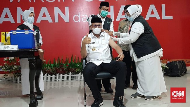 Gubernur Aceh Nova Iriansyah mengalami patah tulang di bagian paha kiri bagian atas dan kini dirawat intensif di rumah sakit.