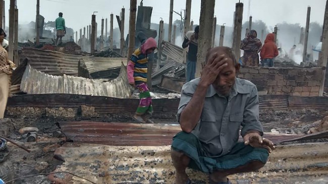 Tujuh orang diduga tewas akibat kebakaran yang melanda kamp Rohingya di Bangladesh, Senin (22/3).