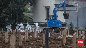 137 Warga Surabaya Langgar PPKM Diajak Tur ke Makam Covid-19