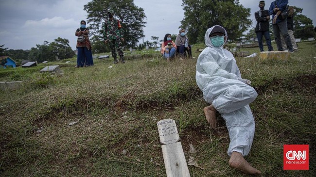 Beban kerja para penggali makam bertambah selama pandemi virus corona. Selain cemas tertular Covid-19, mereka juga kerap kena marah.