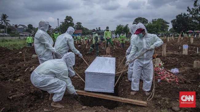 Siasat memperkecil ukuran liang kubur TPU Bambu Apus untuk mengatasi krisis lahan makam di tengah pandemi virus corona.