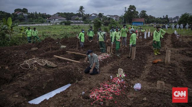 TPU Srengseng Sawah, Jakarta, yang baru satu pekan dibuka untuk pemakaman Covid, disebut cuma bisa menampung jenazah kasus Covid-19 hingga esok.