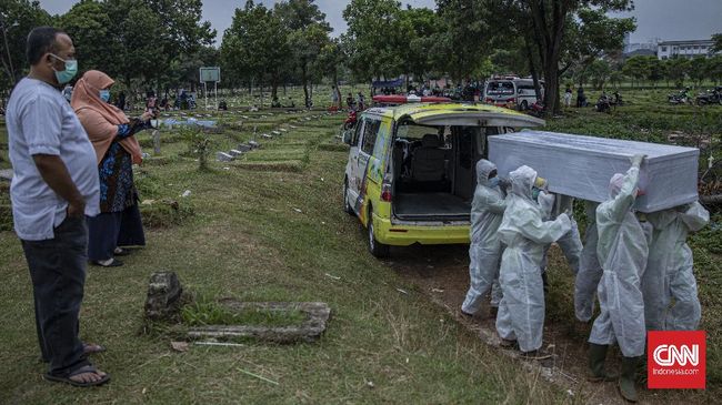 Pemikul Jenazah Covid di Bandung Mogok Dituduh Pasang Tarif Relawan pemikul jenazah Covid di Bandung mogok kerja karena tak terima dituduh meminta bayaran kepada keluarga korban hingga jutaan rupiah.